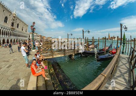 Place Saint-Marc, VENISE, ITALIE - 02 août 2019: Traghetto Gare de télécabine près du Palais des Doges. Banque D'Images