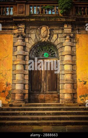 Belles fenêtres ou portes dans une variété de couleurs et de formes avec des textures de murs et des détails anciens. Banque D'Images