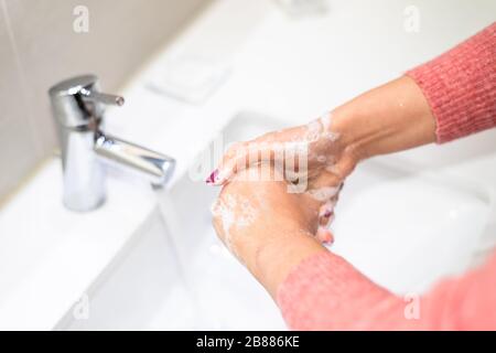 Lavez-vous régulièrement les mains pour éviter les germes photo Banque D'Images