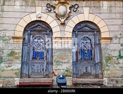 Belles fenêtres ou portes dans une variété de couleurs et de formes avec des textures de murs et des détails anciens. Banque D'Images