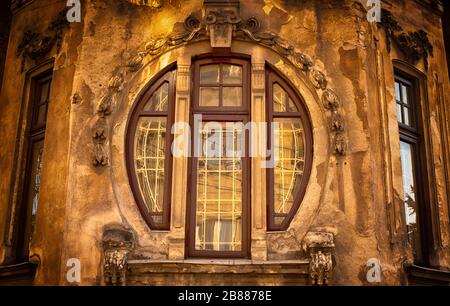 Belles fenêtres ou portes dans une variété de couleurs et de formes avec des textures de murs et des détails anciens. Banque D'Images