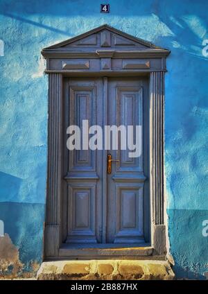 Belles fenêtres ou portes dans une variété de couleurs et de formes avec des textures de murs et des détails anciens. Banque D'Images