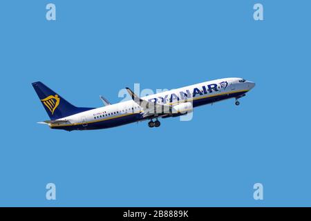 Boeing 737-8 AS, avion twinjet à courte ou moyenne portée à corps étroit de Ryanair DAC, compagnie aérienne irlandaise à bas prix qui s'enlarge contre le ciel bleu Banque D'Images