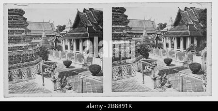 Temple Wat Arun (Temple de l'aube) à Bangkok. Base d'un petit Prang, Mondop, Bot Noi et Wihan Noi. Touriste européen assis sur un mur se posant comme bouddhiste. Photo stéréoscopique d'environ 1910. Photographie sur la plaque de verre sèche de la collection Herry W. Schaefer. Banque D'Images