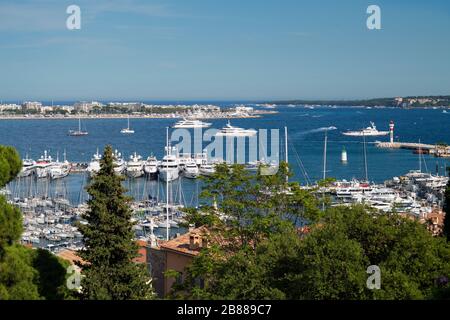 Cannes, Côte d'Azur, France - vue sur le port de Cannes avec yachts de luxe. L'été à Cannes. Vacances sur la côte d'azur. Lieux de voyage en France Banque D'Images