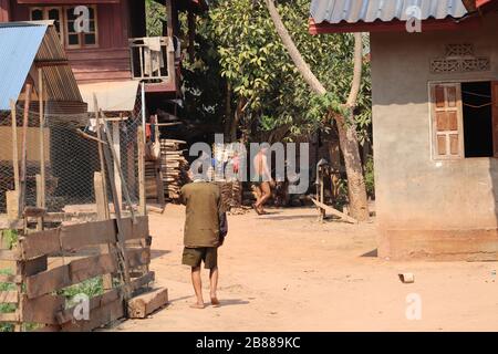 MAISONS DANS UN VILLAGE TRIBAL DE LA PROVINCE DE LUANG NAMTHA, DANS LE NORD DU LAOS. Banque D'Images