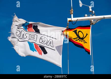 Reederei AG EMS, ferry MS Ostfriesland, drapeaux mail flag, mail ship, North Sea Island Borkum, Basse-Saxe, Allemagne, Banque D'Images