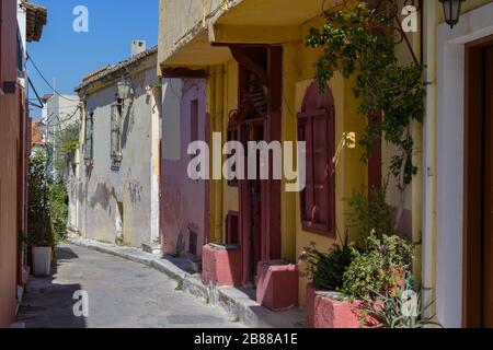 Ruelle dans le quartier d'Anafiotika sous la colline de l'Acropole, ressemblant à l'île d'Anafi Banque D'Images