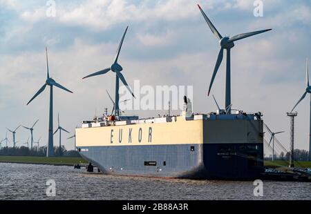 Transporteur DE véhicules MATIN CARA dans l'estuaire de l'EMS, usine VW, Emden, EUKOR, compagnie d'expédition sud-coréenne, transports de nouvelles voitures, Basse-Saxe, Allemagne Banque D'Images