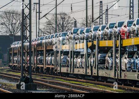 Usine VW, Emden, voitures neuves, transporteur de voiture, train de voiture, train de fret, avec véhicules VW, Basse-Saxe, Allemagne, Banque D'Images