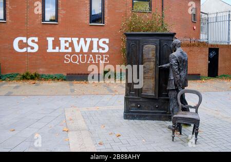 Personne entrant dans la sculpture de l'armoire sur la place CS Lewis dans l'est de Belfast Banque D'Images