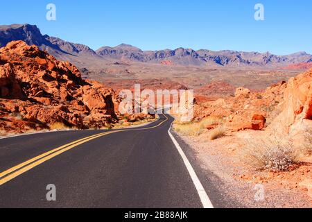 Traversez la pittoresque vallée du parc national des pompiers, Nevada, États-Unis Banque D'Images