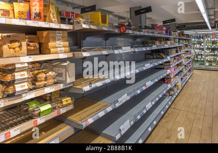 Videz les étagères à pain dans un supermarché coopératif à Woking, dans le sud-est de l'Angleterre de Surrey vidé par des achats de panique dus à Coronavirus Banque D'Images