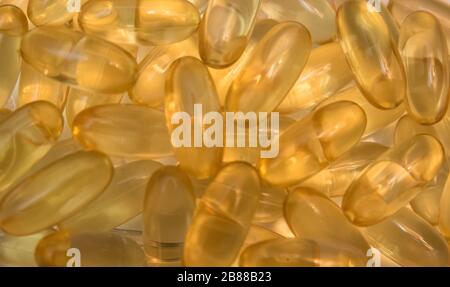 Vitaminen Omega 3 huile de poisson en capsules sur fond blanc. Banque D'Images