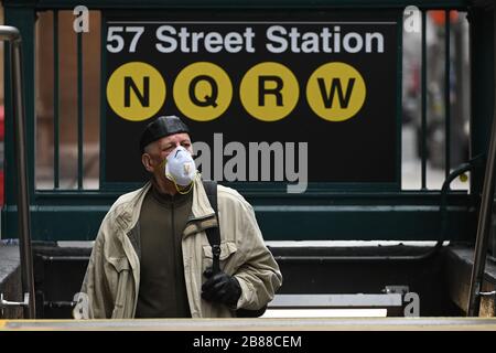 New York, États-Unis. 20 mars 2020. Un homme monte de la station de métro 57ème rue portant un masque protecteur à New York, New York, le 20 mars 2020. Le gouverneur de New York, Andrew Cuomo, a annoncé un verrouillage à l'échelle de l'État et de nouvelles restrictions après que le nombre de cas de coronavirus dans l'État a grimpé de plus de 7 000 le vendredi 20 mars 2020. (Photo d'Anthony Behar/Sipa USA) crédit: SIPA USA/Alay Live News Banque D'Images