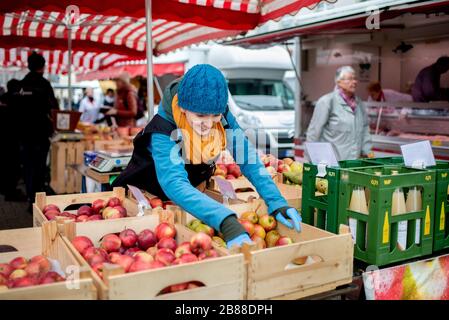 Hanovre, Allemagne. 20 mars 2020. La vendeuse Charleen Wagner d'Obsthof Busch prend des pommes d'une caisse au marché hebdomadaire de Stephansplatz pour les peser. Pour assurer l'approvisionnement de la population, des marchés hebdomadaires continuent de se produire. Crédit: Hauke-Christian Dittrich/dpa/Alay Live News Banque D'Images