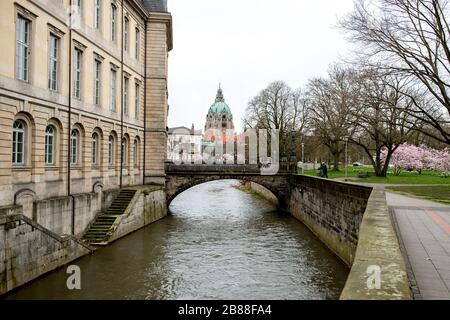 Hanovre, Allemagne. 20 mars 2020. Presque déserté est le parc de Leinschloss et un chemin parallèle à la rivière Leine. En arrière-plan, vous pouvez voir l'hôtel de ville. Crédit: Hauke-Christian Dittrich/dpa/Alay Live News Banque D'Images