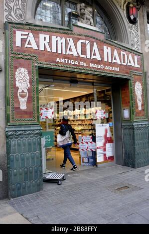Pharmacie avec des avertissements de non marques, pas de liquide désinfectant, pas d'alcool, Las Ramblas Barcelone Espagne Banque D'Images