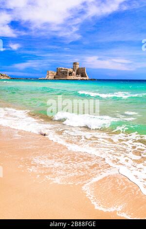 Vieux château aragonais sur la mer, le Castella, Crotone, Calabre, Italie. Banque D'Images