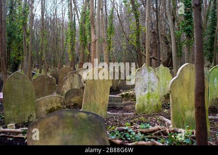 Tombes au cimetière Highgate de Londres Banque D'Images