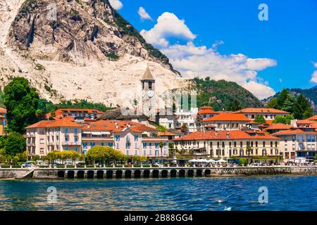 Village pittoresque de Baveno, vue sur le lac, maisons et montagnes, lac majeur, Italie. Banque D'Images