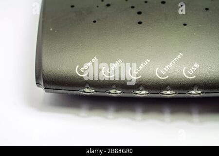 Ancien modem routeur isolé sur fond blanc. Banque D'Images