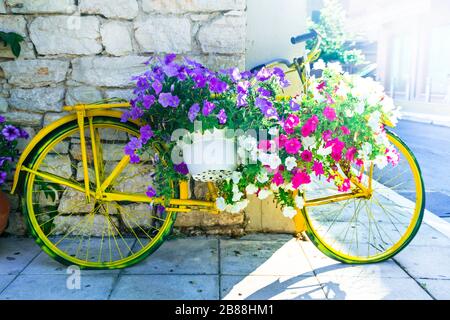 Vieux vélo et décoration florale à Naxos, Grèce. Banque D'Images