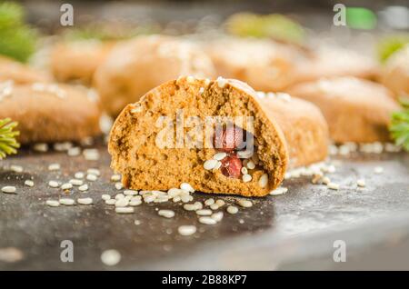 Biscuits avec noix, sésame et chocolat sur fond de bois. Banque D'Images