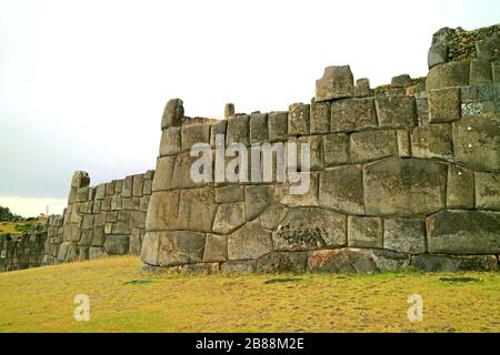 Ruines de l'ancienne muraille de pierres de l'Inca immense de la forteresse de Sacsayhuaman, Cuzco, Pérou, Amérique du Sud Banque D'Images