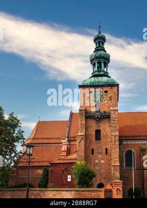 Image d'une église paroissiale gothique dans la ville de Gniezno en Pologne. Banque D'Images