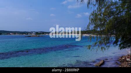 Plage pittoresque et eau bleue cristalline de la baie néerlandaise à Trincomalee Banque D'Images