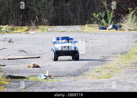 Voiture de jouet abandonnée sur le site de décharge de déchets et de déchets Banque D'Images