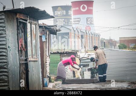 Soweto, Johannesburg, Afrique du Sud - 5 décembre 2019 - les criques ne sont pas conniées à l'eau ou aux eaux usées, les résidents utilisent des robinets communautaires Banque D'Images