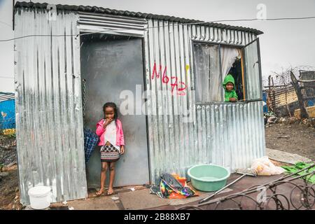 Johannesburg, Afrique du Sud - 5 décembre 2019 - Soweto shanty ville; les enfants vivent dans des cabanes en étain; jour de pluie. Banque D'Images