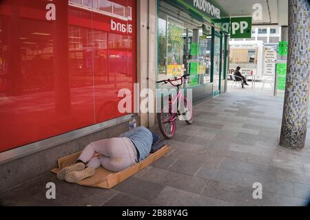 Crawley, West Sussex, Royaume-Uni - 12 juillet 2019 - une personne sans abri dormant dans une rue Banque D'Images