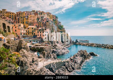 Manarola Village, Cinque Terre Coast Italie. Manarola est une belle petite ville colorée province de la Spezia, Ligurie, au nord de l'Italie et un des Banque D'Images