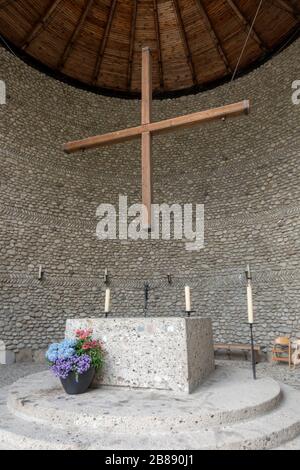 Autel et croix à l'intérieur de l'agonie catholique mortale de la Chapelle du Christ, ancien camp de concentration allemand nazi de Dachau, Munich, Allemagne. Banque D'Images