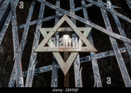 Étoile de David (sur la porte d'entrée) avec faisceau de lumière à l'intérieur du mémorial juif, ancien camp de concentration allemand nazi de Dachau, Munich, Allemagne Banque D'Images