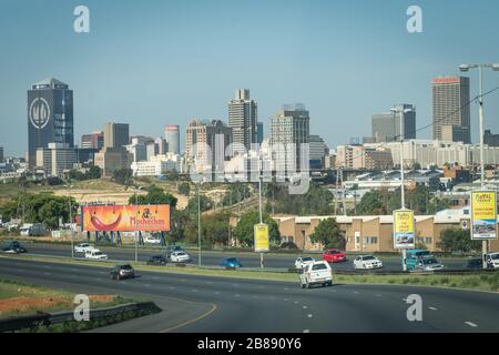 Johannesburg, Afrique du Sud - 1 décembre 2019 - vue sur l'autoroute; gratte-ciel du centre-ville à l'arrière-plan Banque D'Images