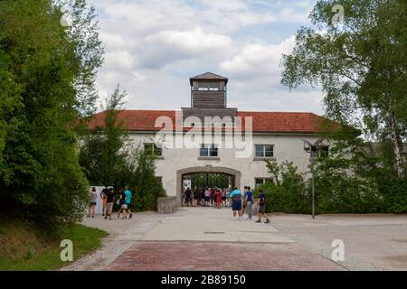 Le garde d'entrée (Jourhaus) à l'ancien camp de concentration allemand nazi de Dachau, Munich, Allemagne. Banque D'Images