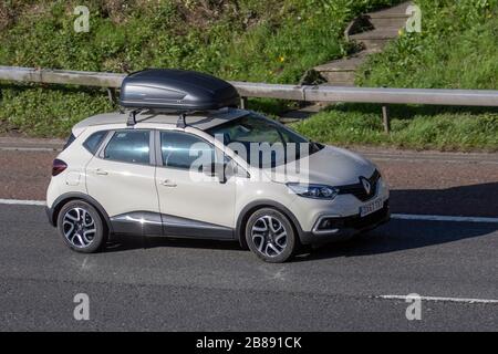 2017 blanc Renault Captur dynamique NAV TCEUK circulation automobile, transport, véhicules en mouvement, véhicule, routes, moteurs, automobile sur autoroute Banque D'Images