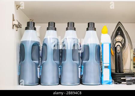 des bouteilles de solution de nettoyage et de désinfection pour lutter contre les virus et les bactéries se trouvent sur une étagère dans le placard de la maison. Lutte contre la pandémie de grippe 2019-nCov, sa Banque D'Images