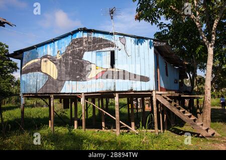 Maison bâtie indienne sur la rive de la rivière Amazone, de l'autre côté du port de Leticia Colombie au Pérou, en Amérique du Sud. Banque D'Images