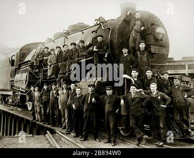 C'est une vue vintage d'une locomotive à vapeur # 351 sur un plateau tournant dans les yards de Coxton, Pittston PA. Au très début des années 1900.maintenant appelé Duryea Yard ou parfois Pittston Junction, ou West Pittston Yard. Il s'agit d'une cour de chemin de fer dans la région de Wyoming Valley, dans le nord-est de la Pennsylvanie, actuellement exploitée par Reading Blue Mountain et Northern Railroad. Construit à l'origine en 1870 par le Lehigh Valley Railroad en tant que centre de rotation et de stadification pour le transport du charbon de la « région du charbon » aux marchés de grandes villes de l'est, le chantier demeure aujourd'hui un centre de l'industrie de l'extraction d'énergie (fracking). Banque D'Images