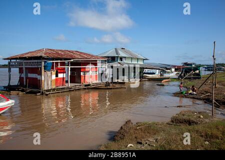 Maison flottante, maison, péniche, sur la rivière Amazone, Colombie, Amérique du Sud. Banque D'Images