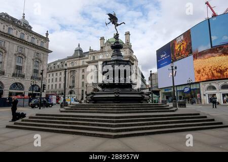 Londres, Royaume-Uni. 20 mars 2020.la statue d'Eros à Piccadilly Circus, normalement un point central pour les visiteurs de Londres est pratiquement déserté car les gens restent loin du centre-ville. Banque D'Images
