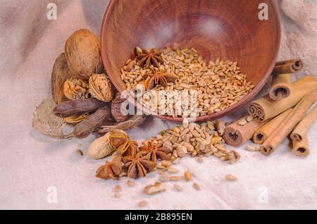 Graines de tournesol étoile anis cannelle haricots noix sur table closeup Banque D'Images