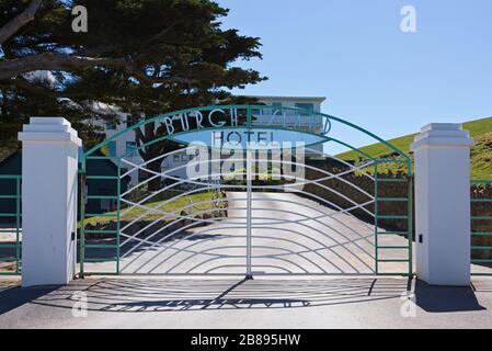 Les portes métalliques de l'autre côté de la route à l'entrée du Burgh Hotel Grounds, sur l'île Burgh, Devon, Angleterre, Royaume-Uni Banque D'Images