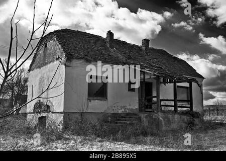 Ruines d'une vieille maison qui s'est effondré en raison de la détérioration. Banque D'Images