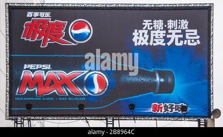 Guilin, Chine - 10 mai 2010 : route piétonne du centre-ville de Zhengyang. Gros plan de Pepsi Cola Max rouge-bleu-blanc énorme panneau. Banque D'Images